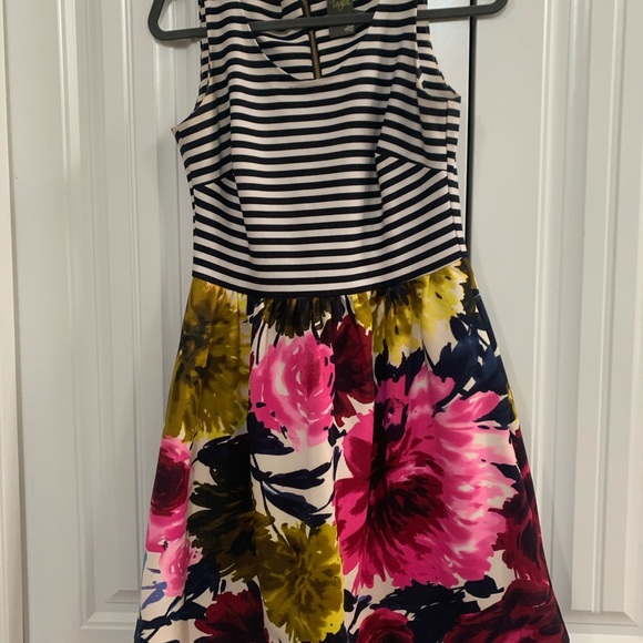 Taylor Pattern Dress with Pockets! - Picture 5 of 6